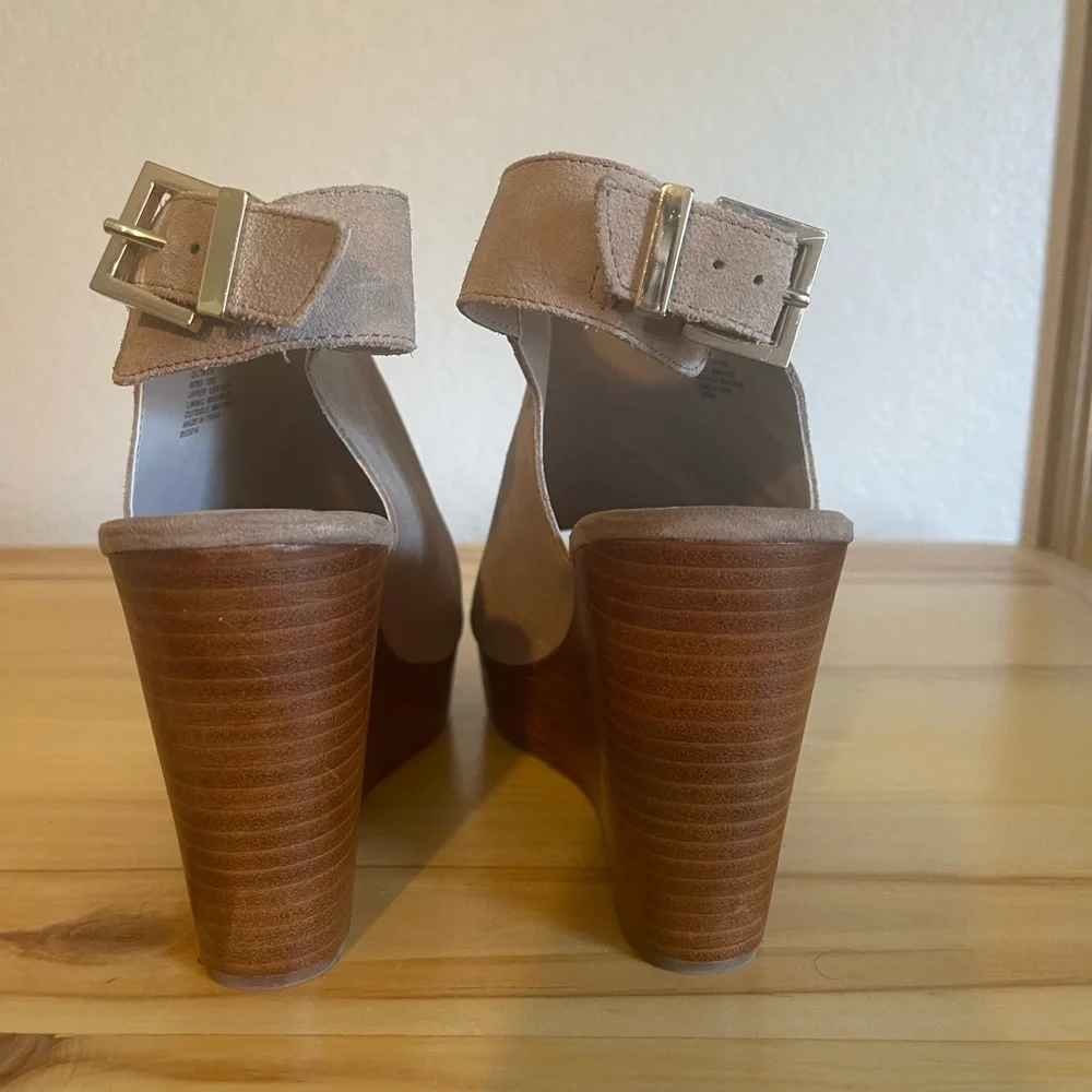 Kenneth Cole Women’s 10M Octavia Ankle Wedge Beige Suede Leather Peep Toe - Picture 4 of 9